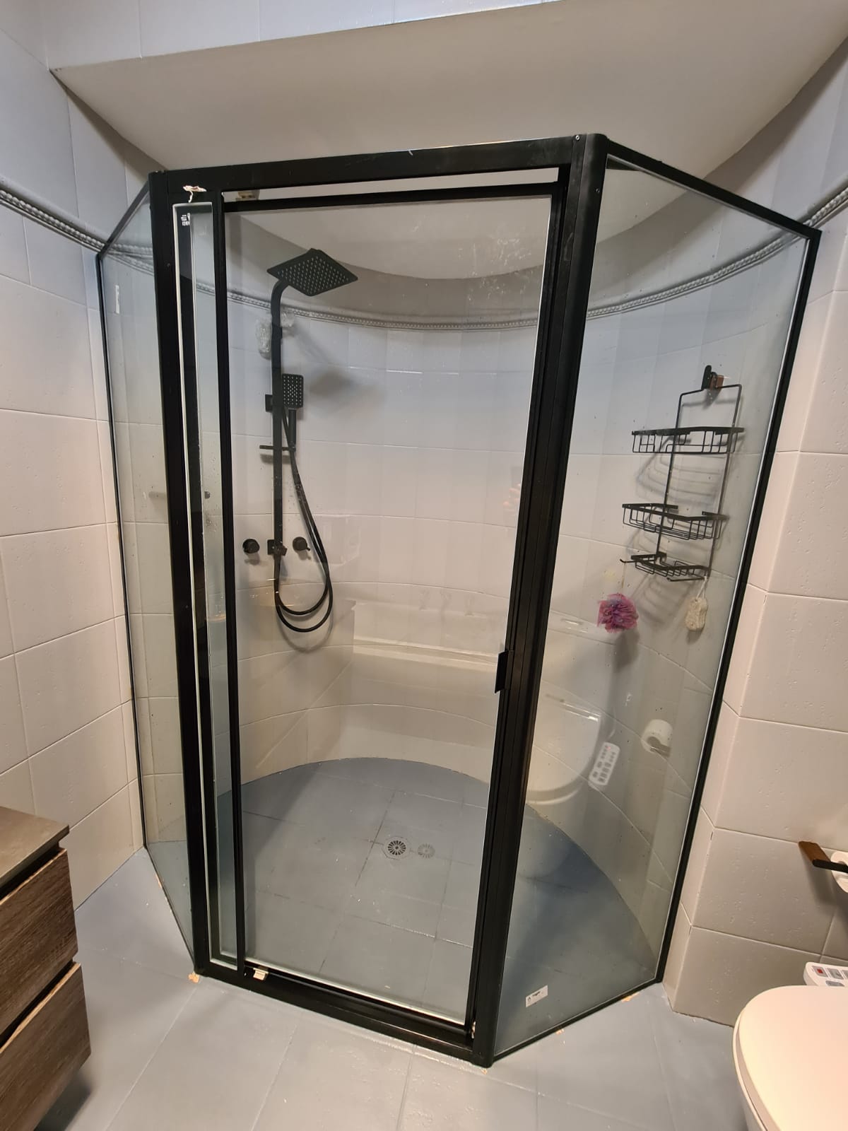 diamond-fully-framed-pivot-door-matt-black-shower-screen